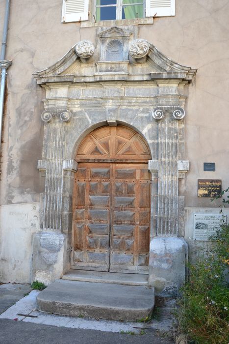 porte d’accès sur rue