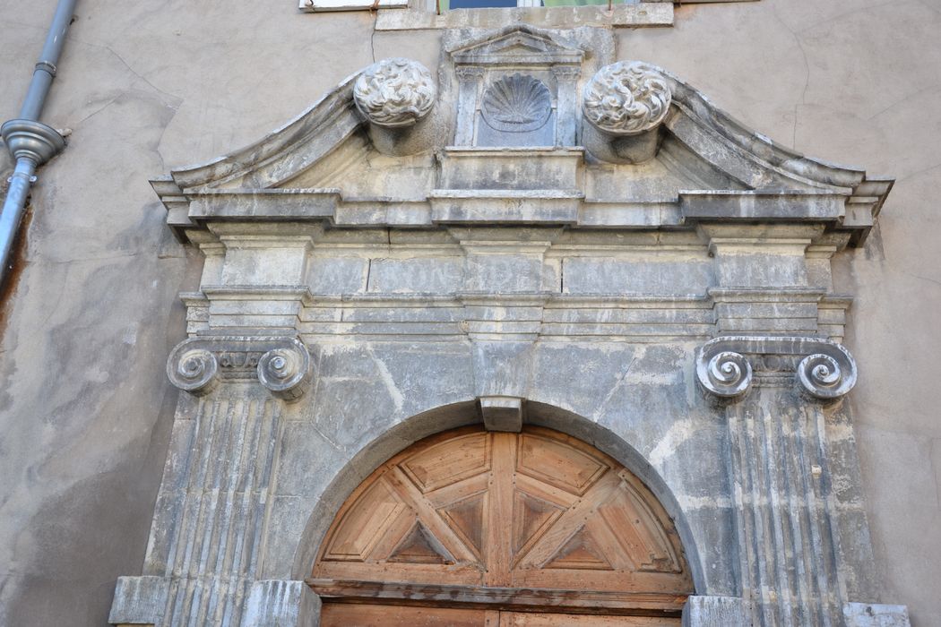 porte d’accès sur rue, vue partielle