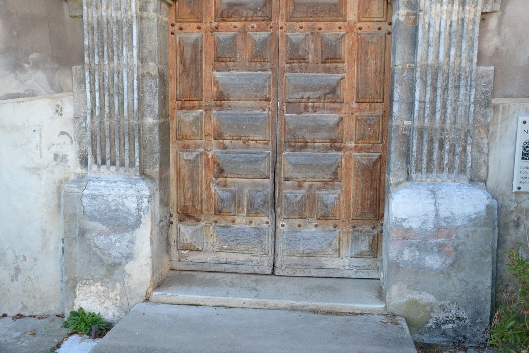 porte d’accès sur rue, vue partielle