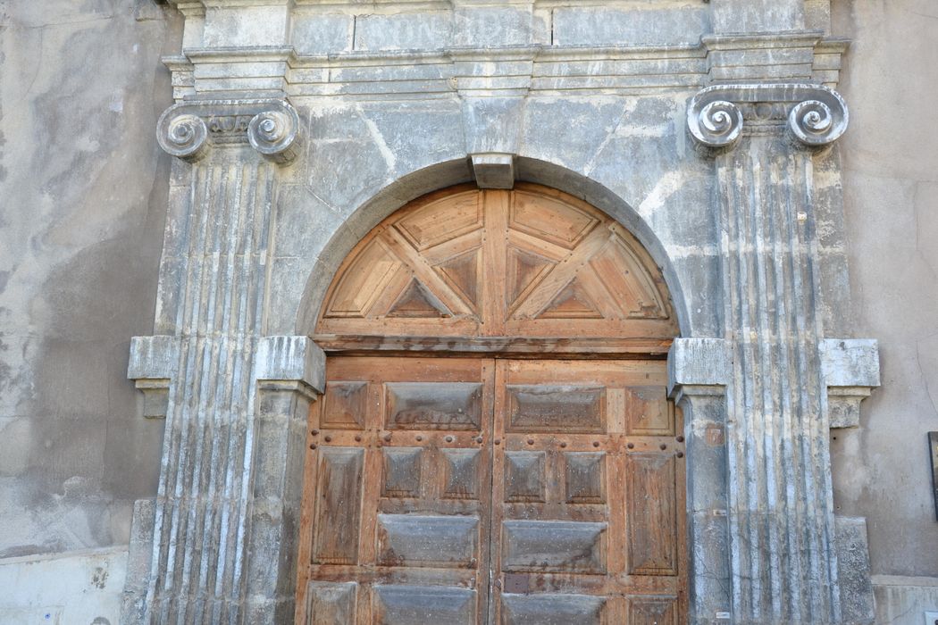 porte d’accès sur rue, vue partielle