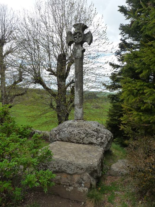 oratoire et sa croix monumentale