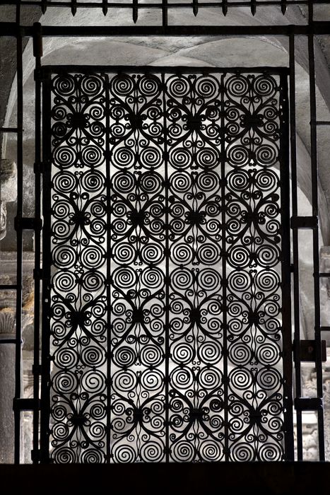 Grille, vue générale depuis le porche