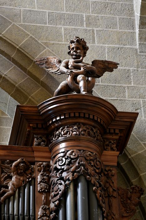 Orgue de tribune : buffet d'orgue, détail d’un ange musicien