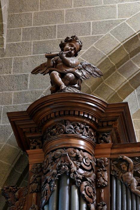 Orgue de tribune : buffet d'orgue, détail d’un ange musicien