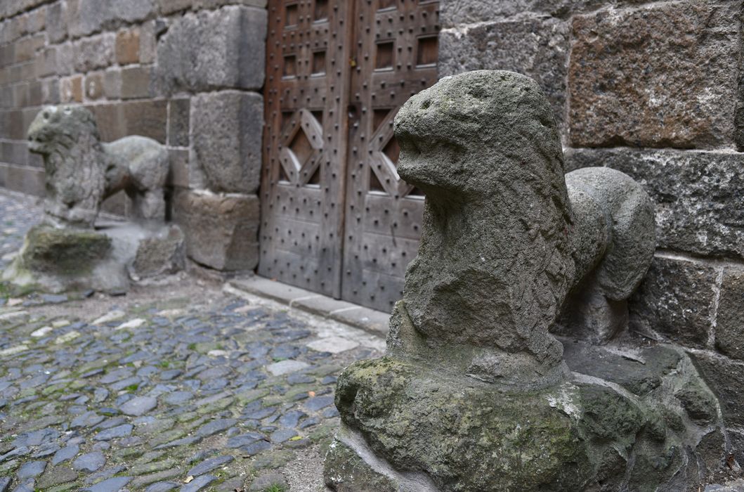 Deux groupes sculptés (petite nature) : lions, vue générale