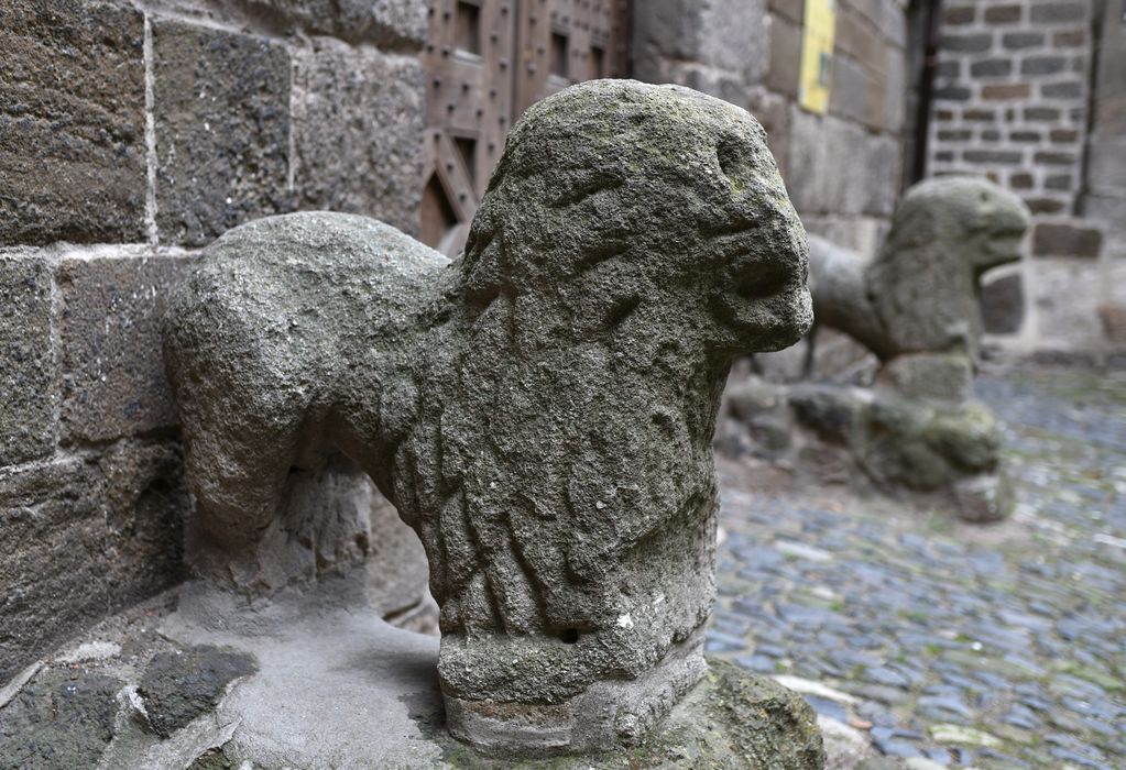 Deux groupes sculptés (petite nature) : lions, vue générale