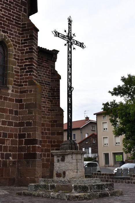 Croix en fer forgé derrière le chevet de l'église, vue générale