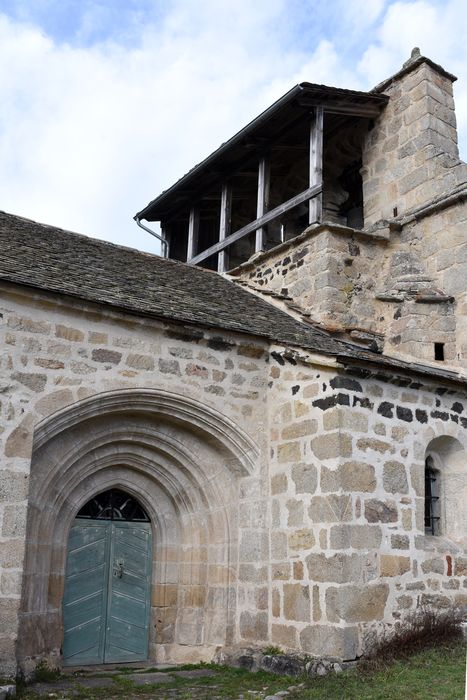 Eglise Saint-Bruno : portail sud et clocher, vue générale