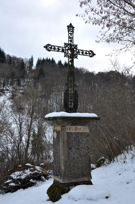 Eglise Saint-Didier : croix de mission, vue générale