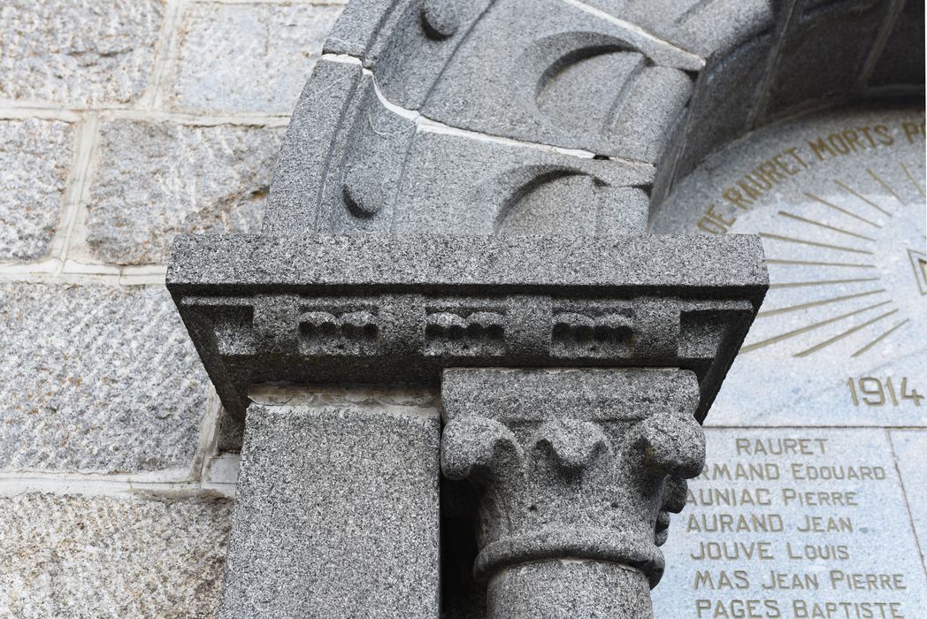 Monument aux morts, détail d’un chapiteau et tailloir