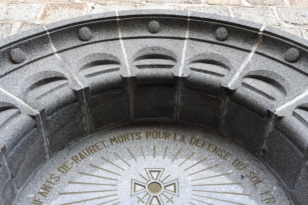 Monument aux morts, détail de l’arc à voussure polylobé