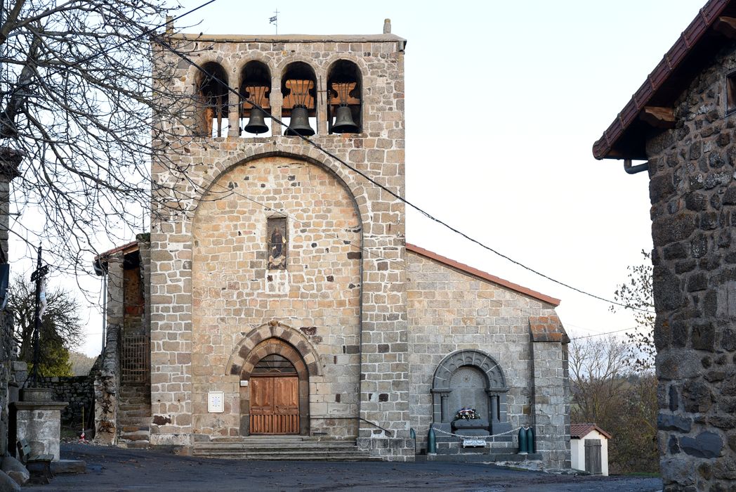 Monument aux morts et église, vue générale