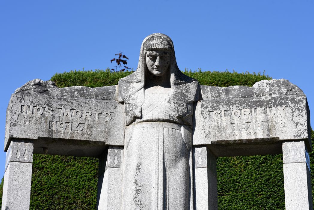 Monument aux morts, vue partielle