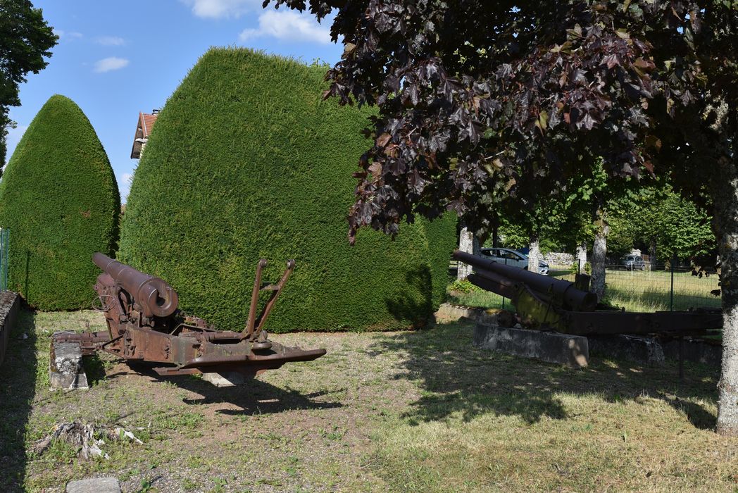 Monument aux morts : pièces d’artillerie, vue générale