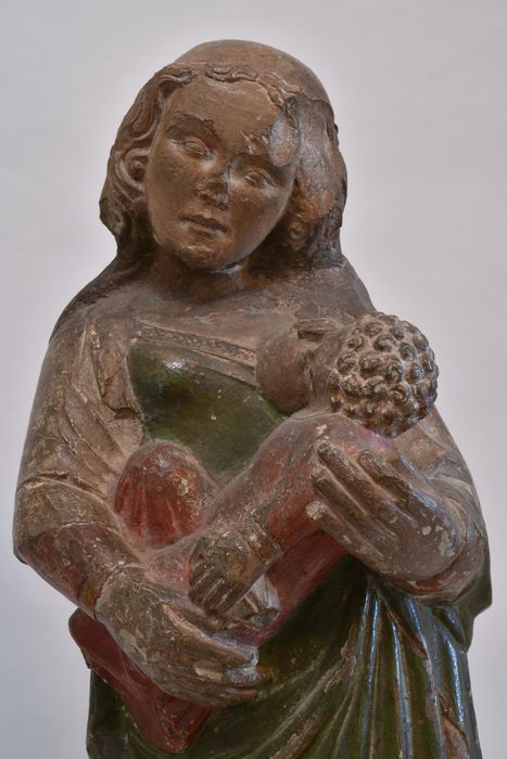 Statuette : Vierge allaitante, vue partielle