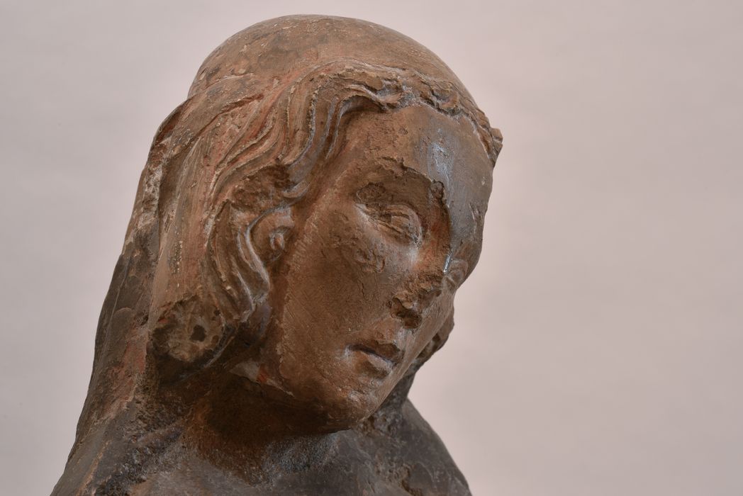 Statuette : Vierge allaitante, vue partielle