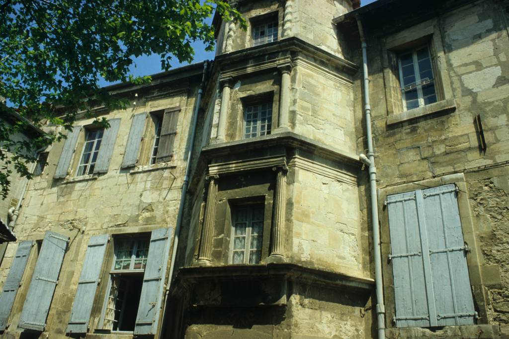 Façade sur cour avec cage d'escalier hors-oeuvre.