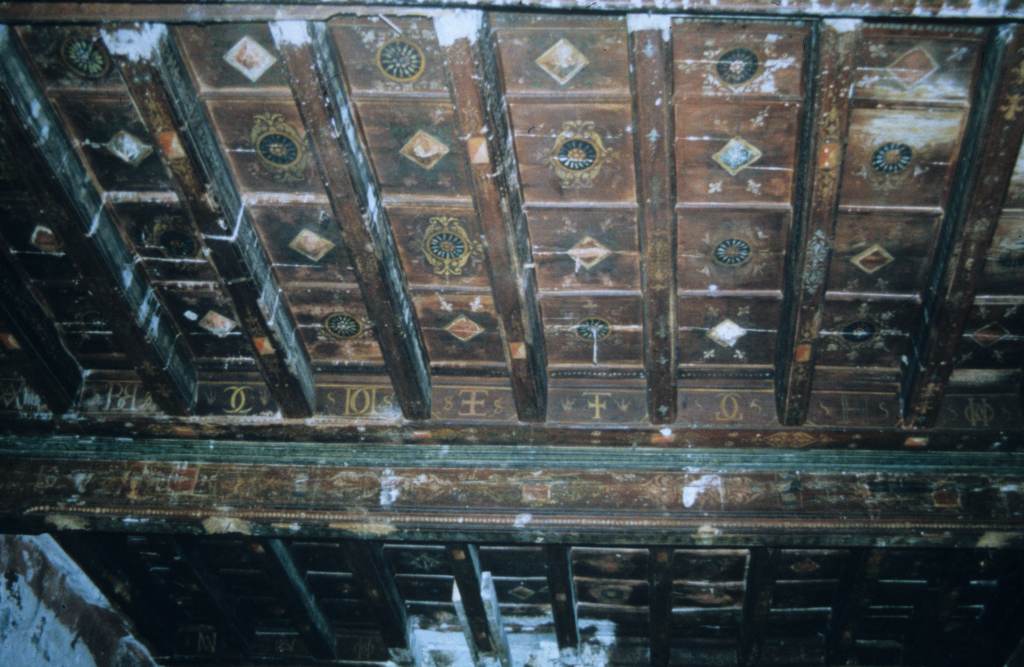 Plafond à caissons (16e siècle) au rez-de-chaussée.