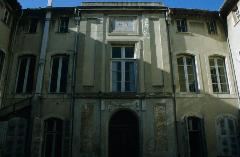 Façade principale sur la cour.