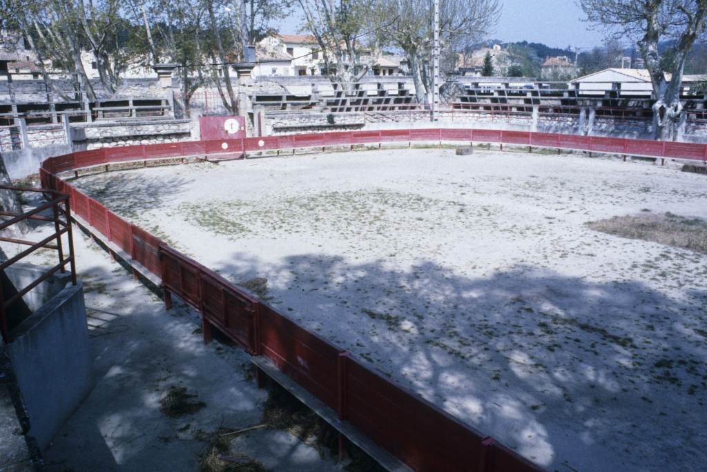 Arènes, piste et contrepiste.