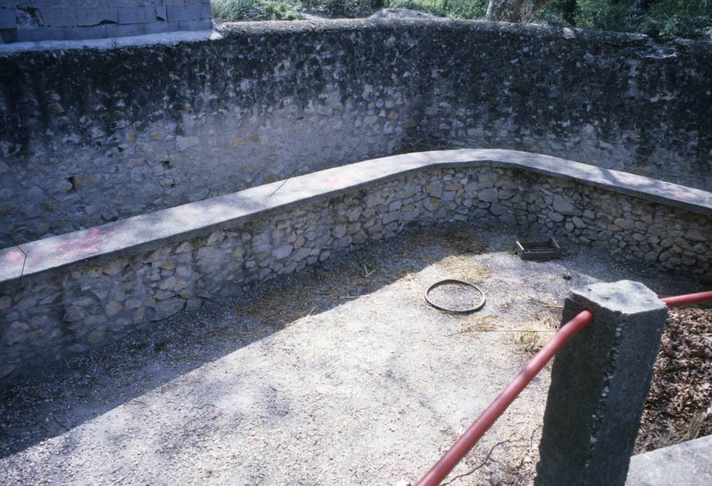 Arènes, murs d'enceinte.