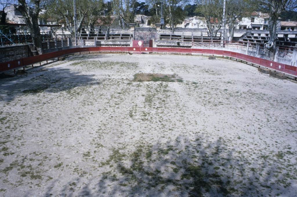 Arènes, piste et contrepiste.