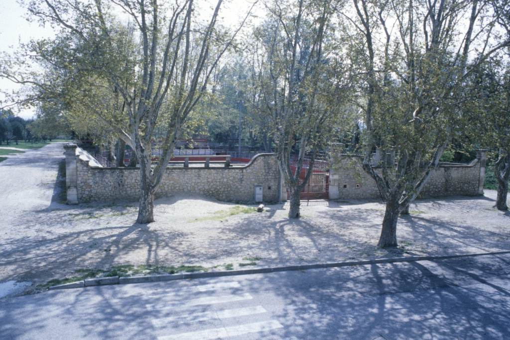 Arènes, murs extérieurs.