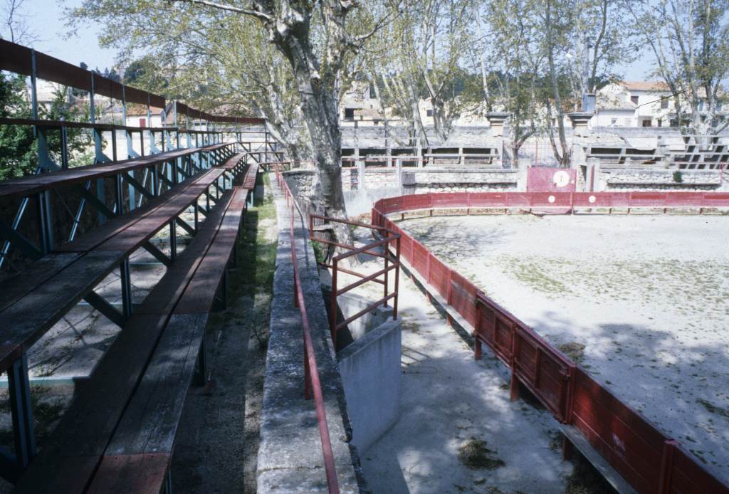 Arènes, gradins et barrières.