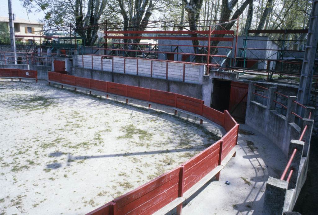 Arènes, présidence et buvette.