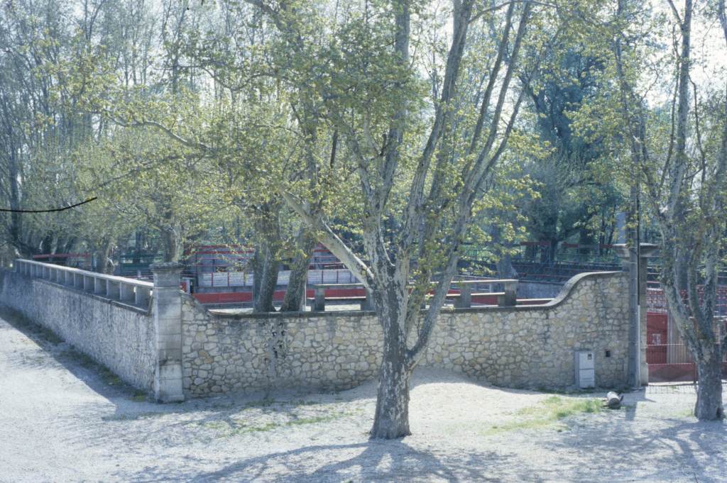 Arènes, murs d'enceinte.