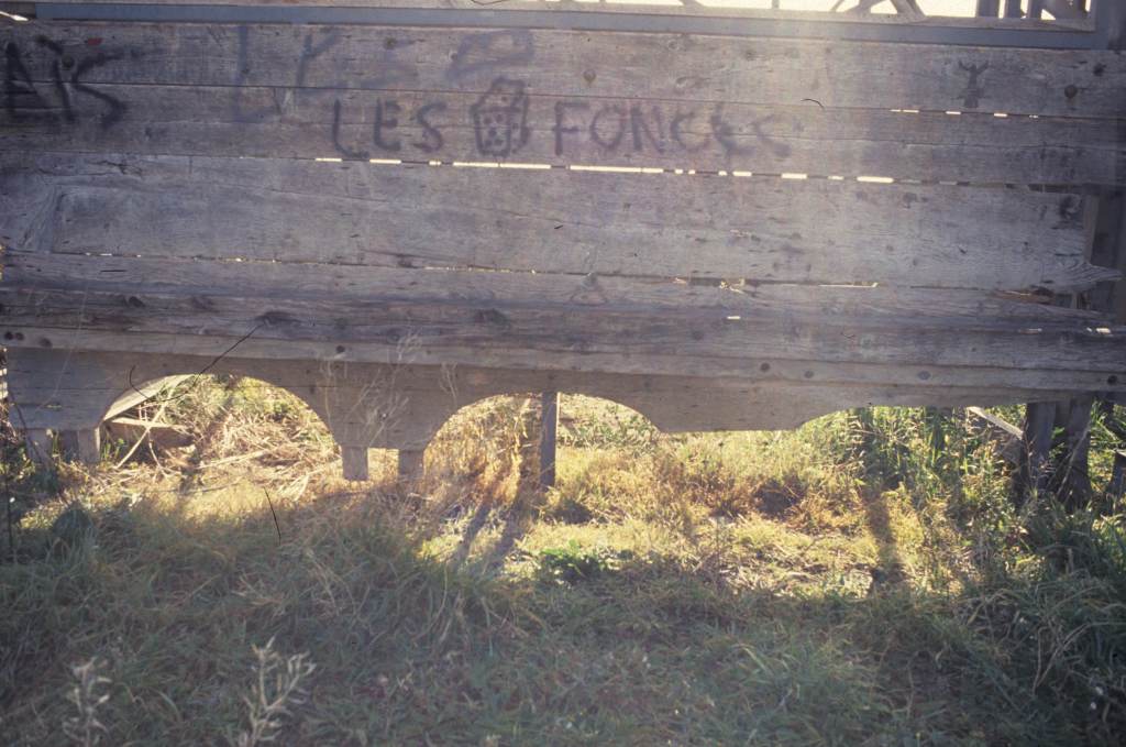 Détail d'un théâtre Les dés foncés.