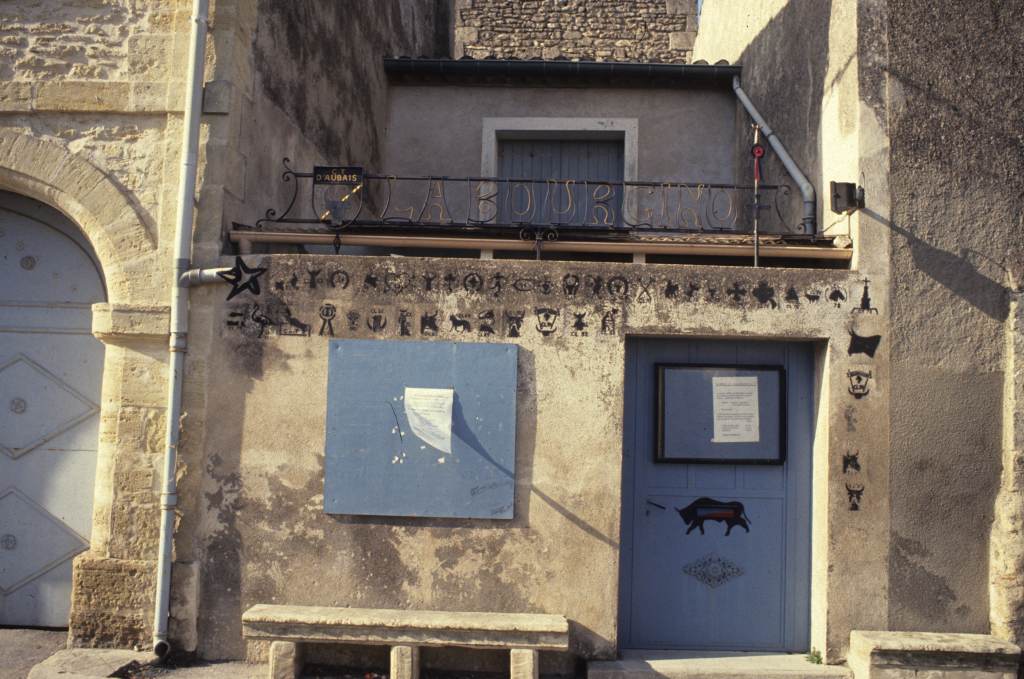 Local du club taurin avec empègues.