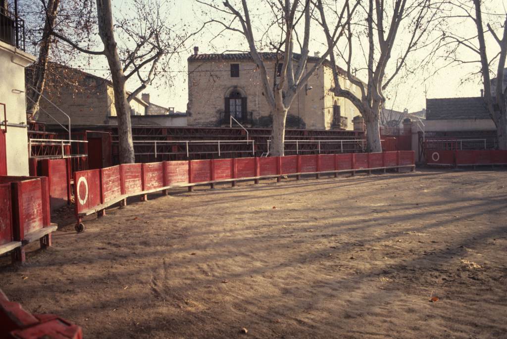 Arènes, piste, barrières, contrepiste.