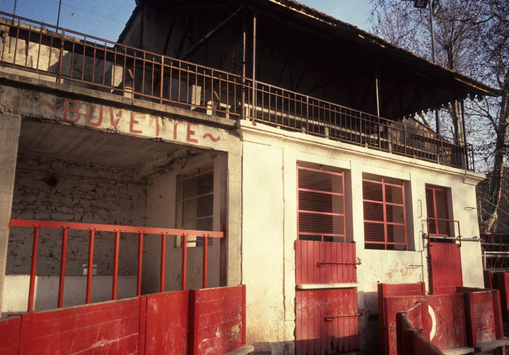 Arènes, buvette et présidence.