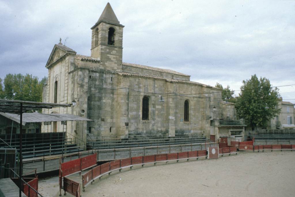 Arènes, toril et église.