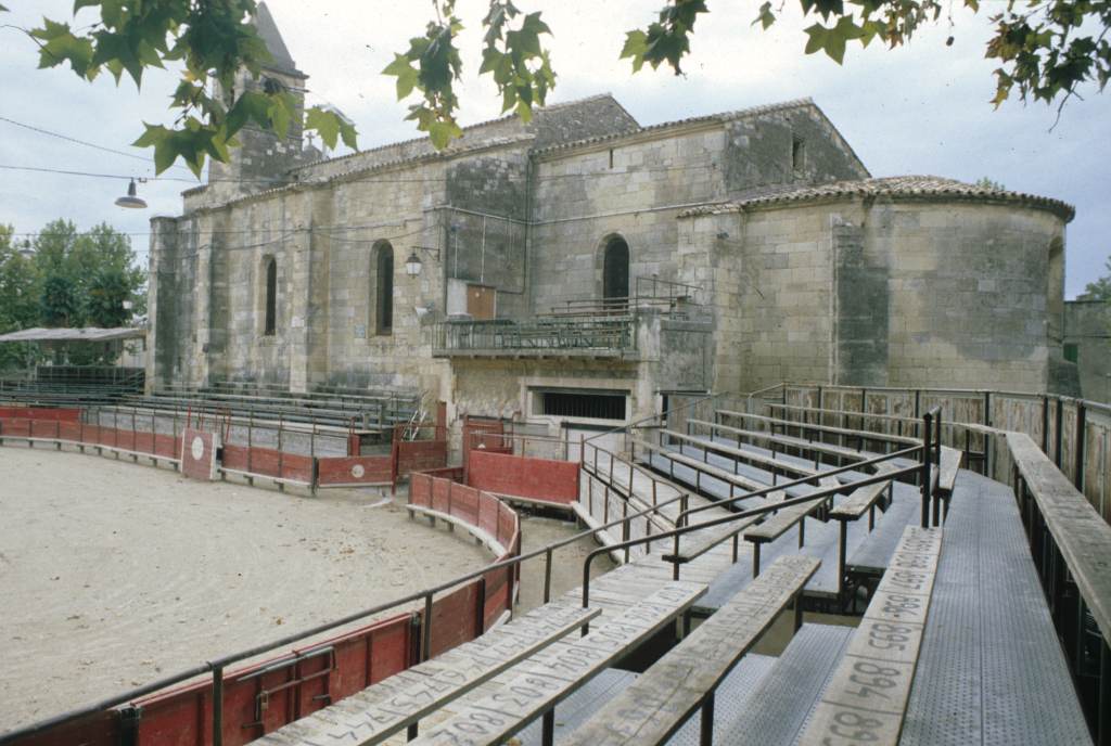 Arènes, église, toril et gradins.