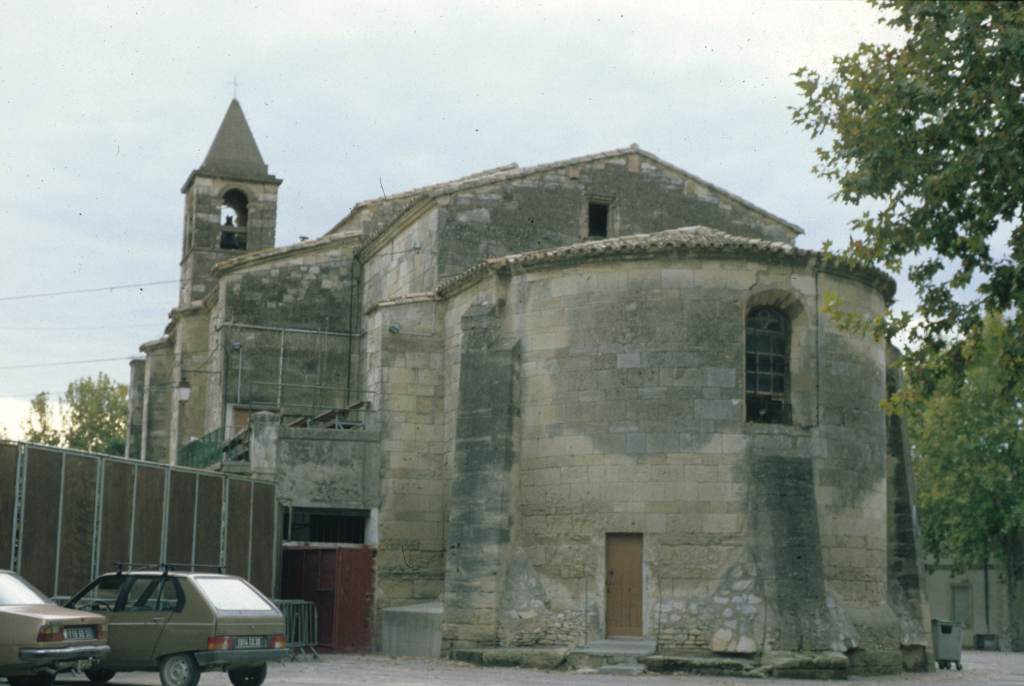 Arènes et église.