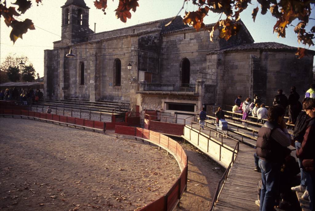 Arènes, église et gradins.