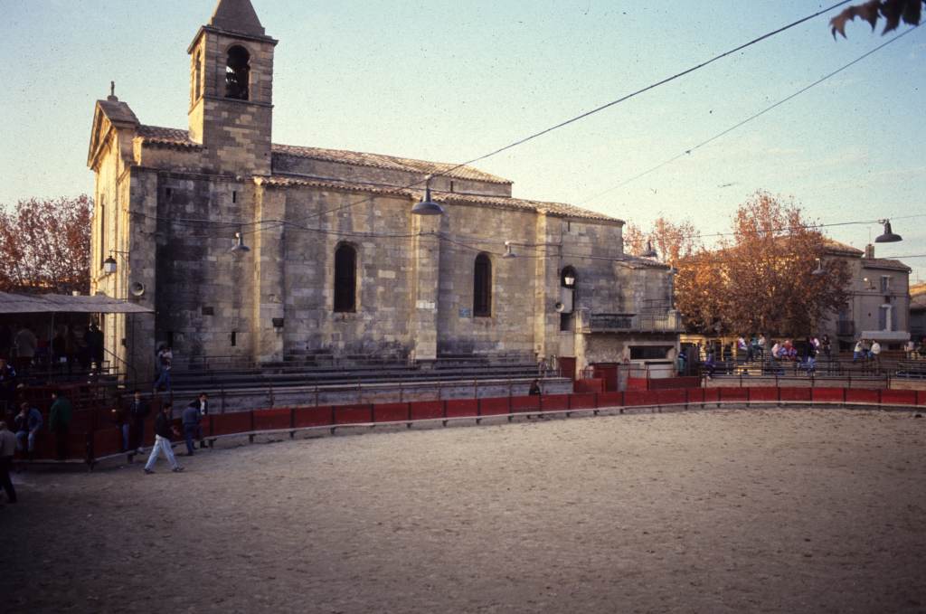 Arènes, église et piste.