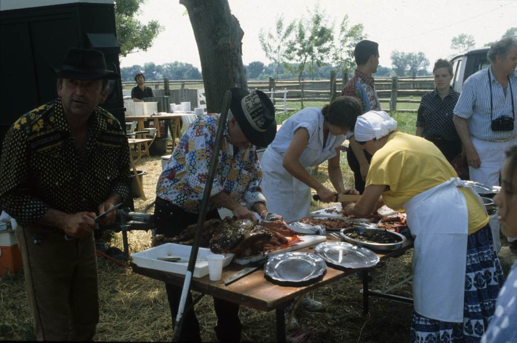 Opération bouvine et patrimoine, repas à la manade Saumade (mai 1994).