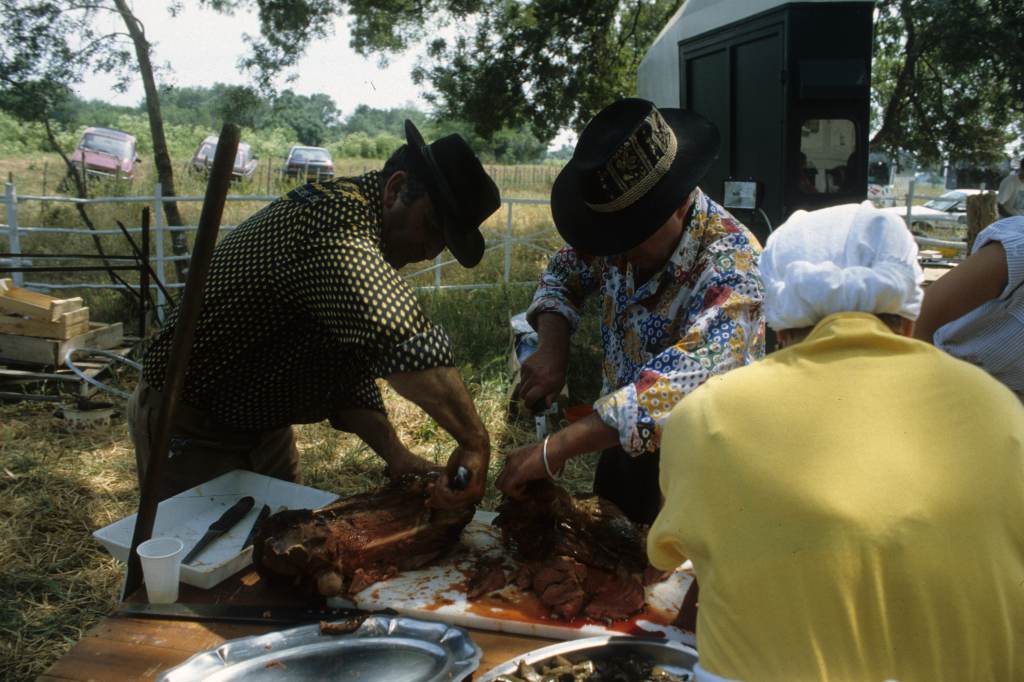 Opération bouvine et patrimoine, repas à la manade Saumade (mai 1994).