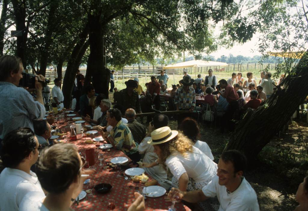 Opération bouvine et patrimoine, repas à la manade Saumade (mai 1994).