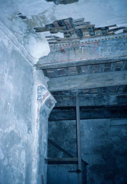 Plafond peint de la grande salle. Avant restauration.