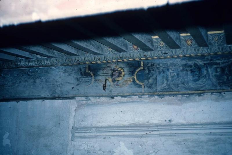 Plafond peint de la grande salle. Avant restauration.