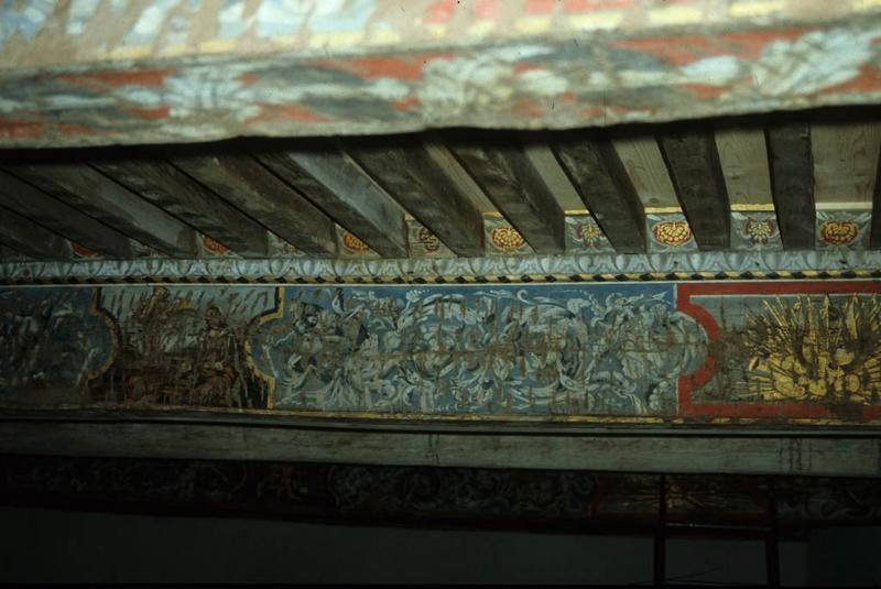 Plafond peint de la grande salle. Restauration en cours en 1988.