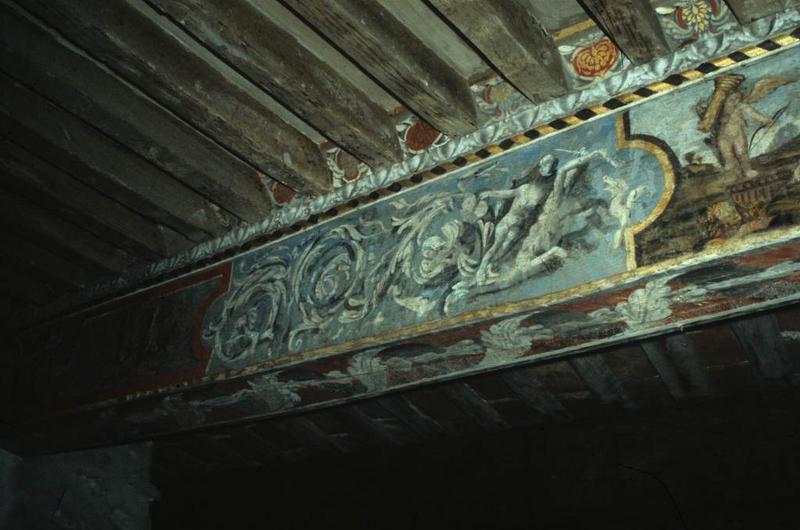 Plafond peint de la grande salle. Restauration en cours en 1988.