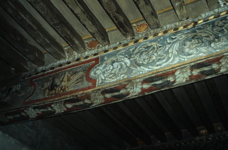 Plafond peint de la grande salle. Restauration en cours en 1988.