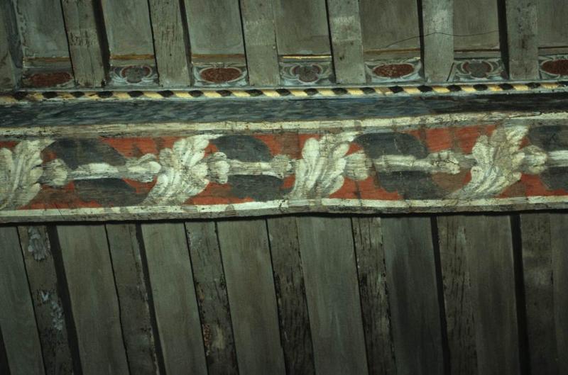 Plafond peint de la grande salle. Restauration en cours en 1988.