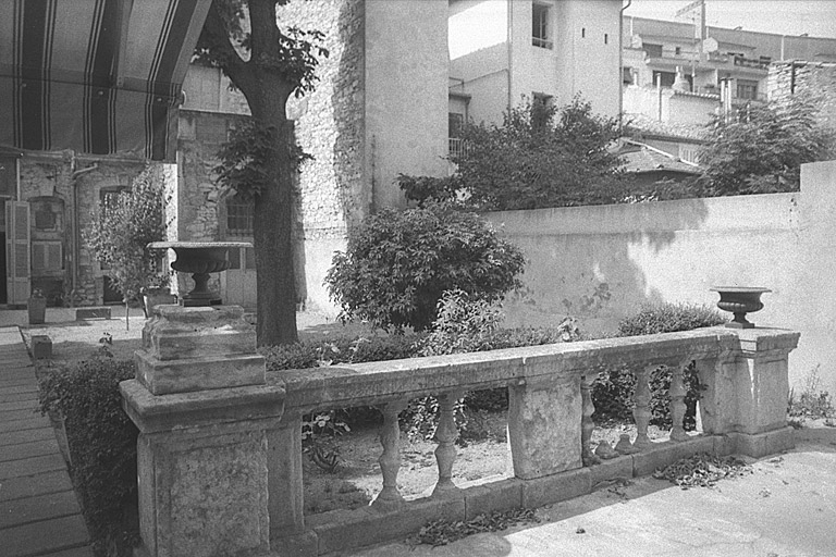 Jardin, façade arrière et balustrade de l'orangerie.