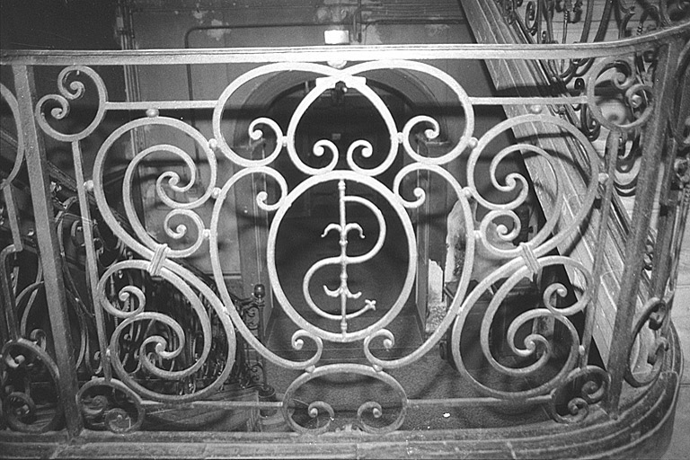 Grand escalier : garde-corps et monogramme Séguier.